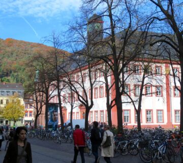 ساختمان تاریخی Alte Universität در میدان دانشگاه هایدلبرگ، آلمان