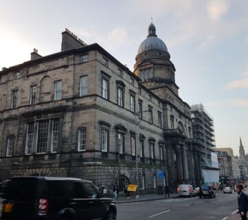 ساختمان Old College دانشگاه ادینبرو در اسکاتلند، بریتانیا